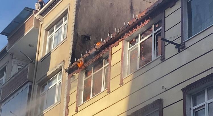 Çatı Yangını Kısa Sürede Büyüdü Daire Kullanılamaz Hale Geldi