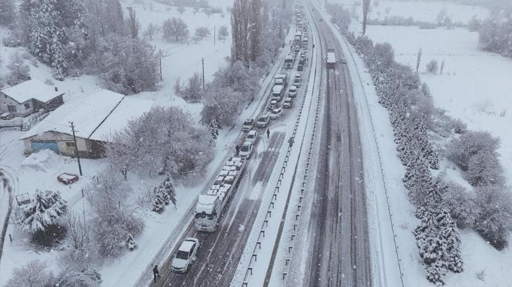 Beklenmeyen Kar Yağışı Ulaşımı Vurdu: Karayolu 3 Saat Kapalı Kaldı