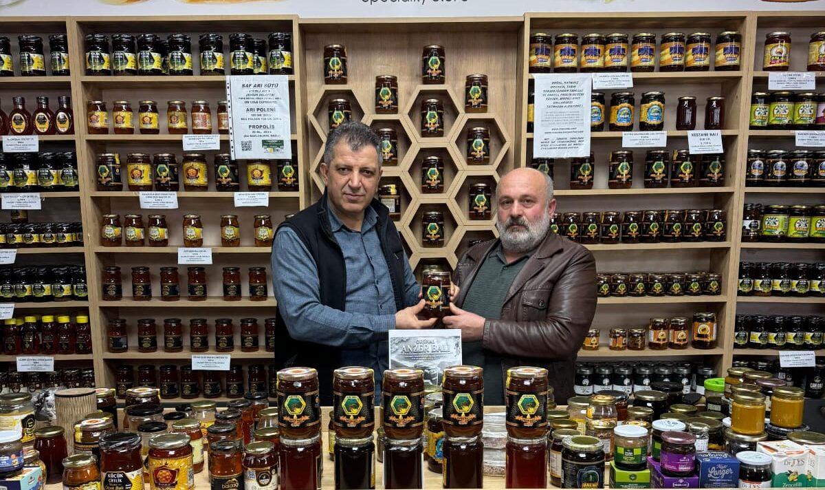 BAŞKAN MURAT GÜR “ANZER DÜNYANIN EN ŞİFALI BALI”