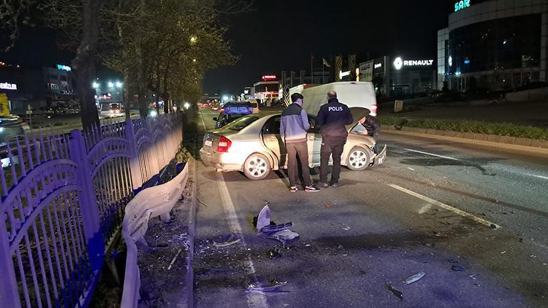 İstiklal Mahallesi’nde Refüje Çarpan Otomobilde 2 Kişi Yaralandı