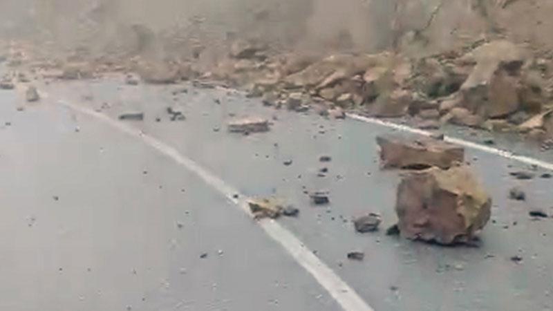 Tokat’ta Sağanak Sonrası Kaya Düşmesi: Köy Yolunda Ulaşım Güçlükle Sağlandı