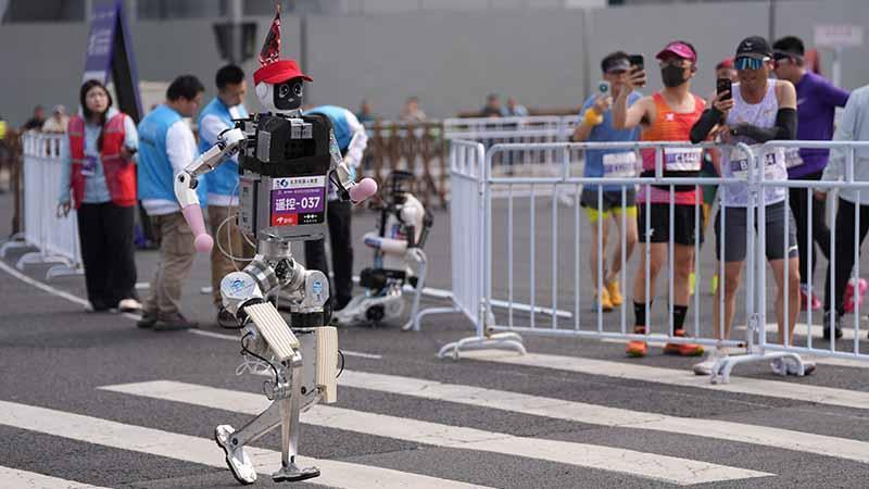 Pekin Yarı Maratonunda Robot Rekoru: “Flash” 50 Dakikada Parkuru Tamamladı