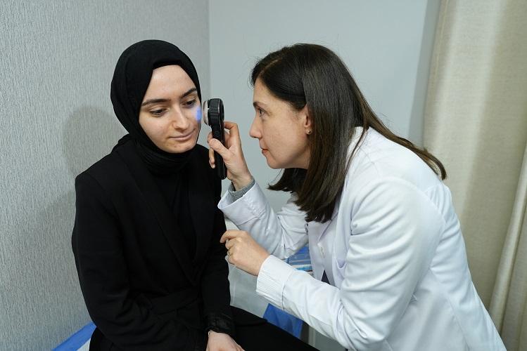 “GÜL HASTALIĞI SANILDIĞINDAN DAHA YAYGIN” UYARISI: SICAK, GÜNEŞ VE BAHARAT ATAKLARI TETİKLİYOR