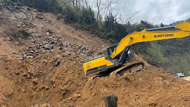 RİZE’DE HEYELAN FACİADAN DÖNDÜ: İŞ MAKİNESİ OPERATÖRÜ SON ANDA KAÇTI