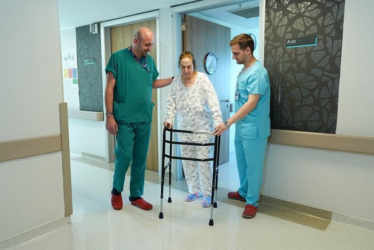 İleri Evre Diz Kireçlenmesine Robotik Ameliyat: Hasta 4 Saatte Yürüdü