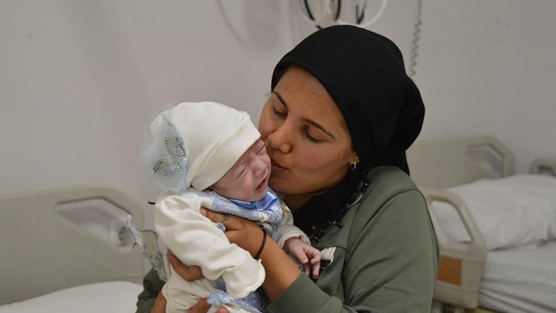 MARDİN’DE YAŞAM MUCİZESİ: REYYAN BEBEK 57 GÜN SONRA TABURCU EDİLDİ