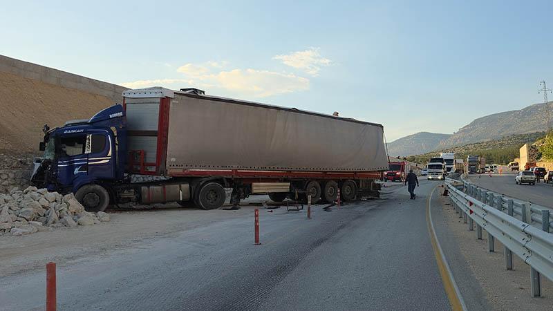 MERSİN’DE FECİ KAZA: TIR’DAN DÜŞEN MERMERLER CAN ALDI