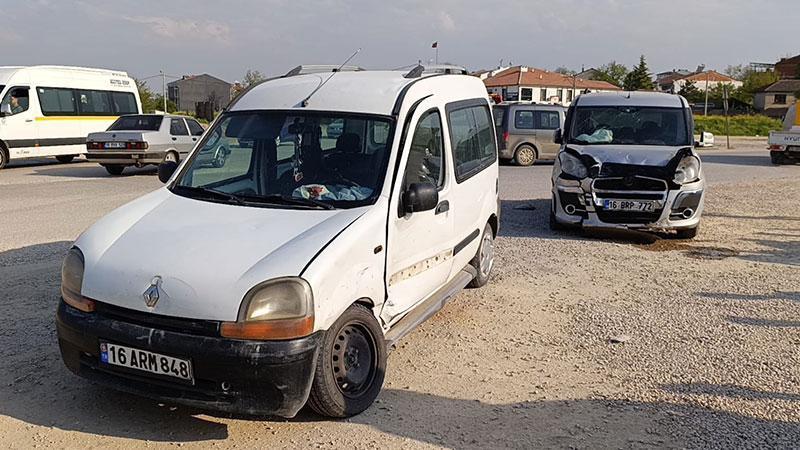 İnegöl’de Kavşakta Çarpışma: 3 Kişi Hastaneye Kaldırıldı