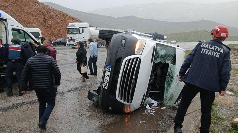 Mevlit Yolunda Kaza: Kontrolden Çıkan Minibüs Yan Yattı