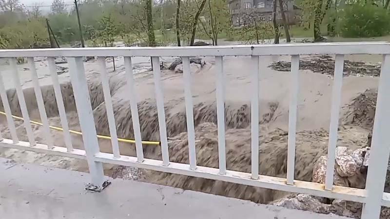 SAKARYA’DA SAĞANAK ALARMI: YOL ÇÖKTÜ, DOĞAL GAZ AKIŞI KESİLDİ!