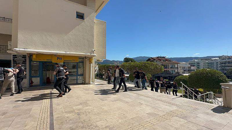 SAHTE PLAKALI KAÇIŞ PLANI PTS’YE TAKILDI: MAFYAVARI MAĞAZA BASKININA 3 İLDE DEV OPERASYON!