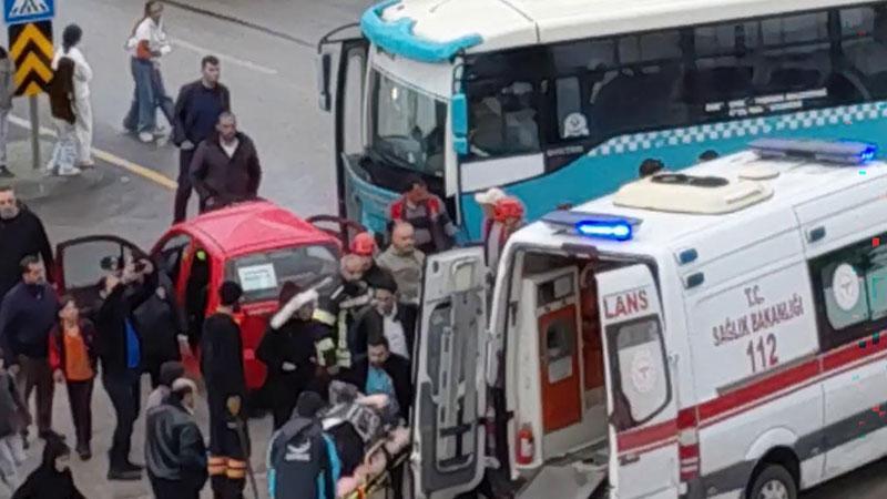 KAVŞAKTA CAN PAZARI: HALK OTOBÜSÜNÜN ÇARPTIĞI OTOMOBİLDEKİ 5 KİŞİ HASTANEYE KALDIRILDI!