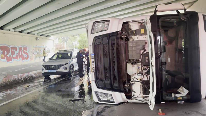 Marmaray üst geçidine çarpan TIR devrildi