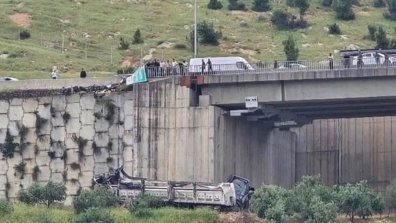 TAG Otoyolu’nda zincirleme kaza: TIR viyadükten düştü, 2 ölü