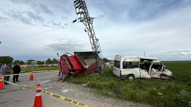 Aksaray’da Servis Minibüsü ile Kamyonet Çarpıştı: 5 Kişi Yaralandı