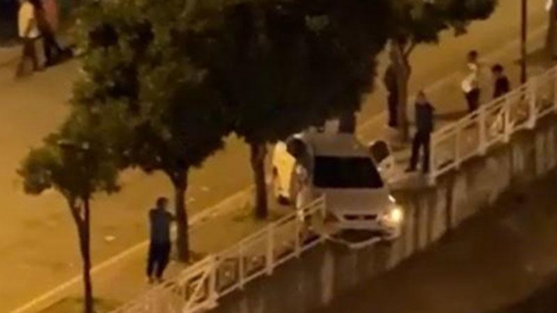 Korkuluklara Çarpan Araç Asılı Kaldı, Soruşturma Başlatıldı