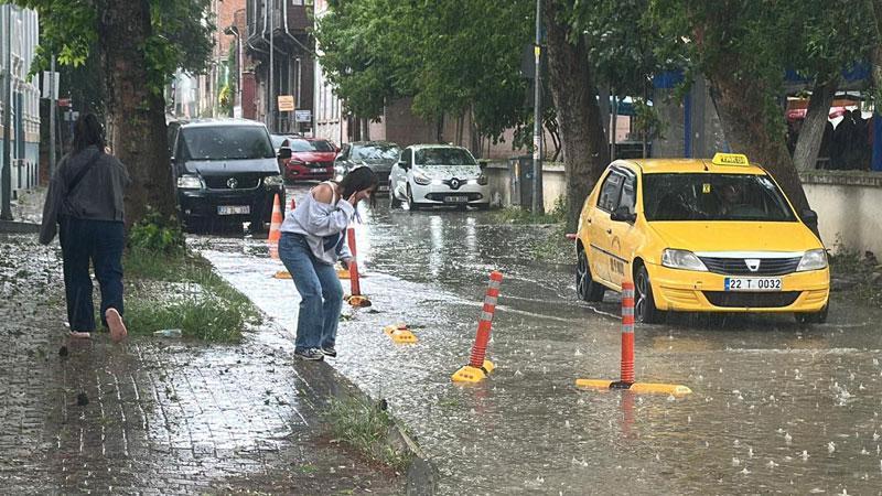 Edirne’de Bayramda Sağanak ve Dolu Etkili Oldu: Cadde ve Sokaklar Sular Altında Kaldı