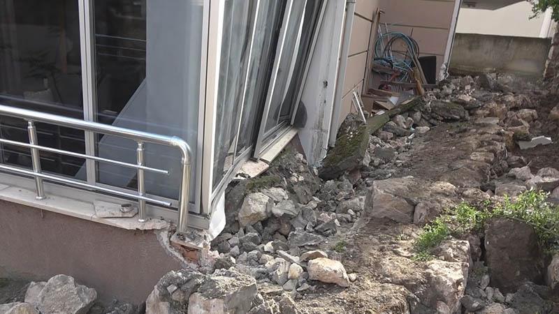 SAĞANAK SONRASI İSTİNAT DUVARI ÇÖKTÜ, BİNA HASAR GÖRDÜ