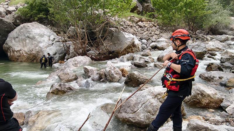 CEYHAN NEHRİ’NDE KAYBOLAN KİŞİ İÇİN GENİŞ ÇAPLI ARAMA