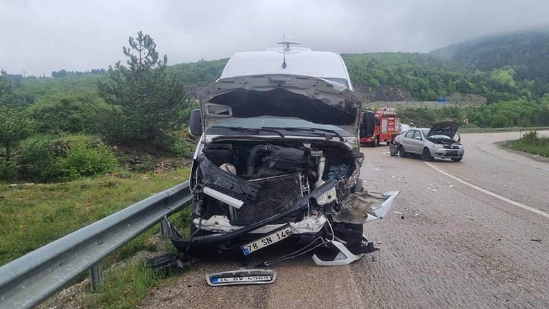 Safranbolu’da Otomobil ile Minibüs Çarpıştı: 6 Yaralı