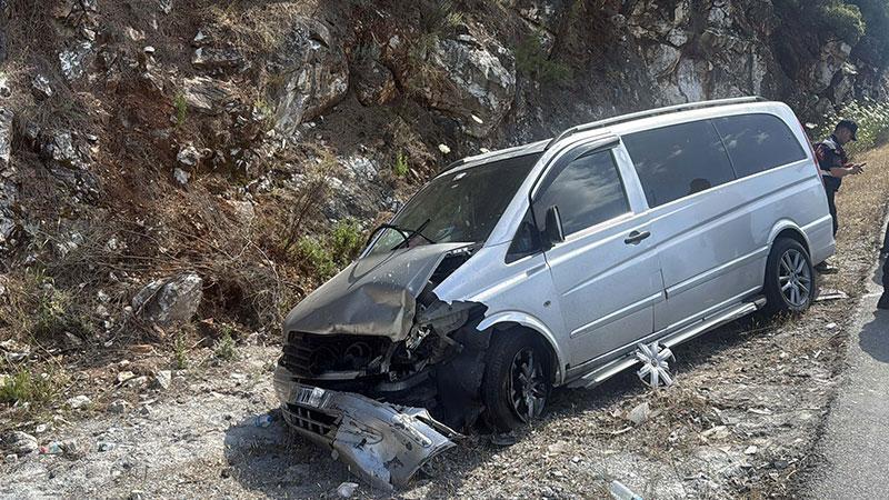 Bodrum’da Korkutan Kaza: Refüjü Aşan Otomobil VİP Minibüse Çarptı