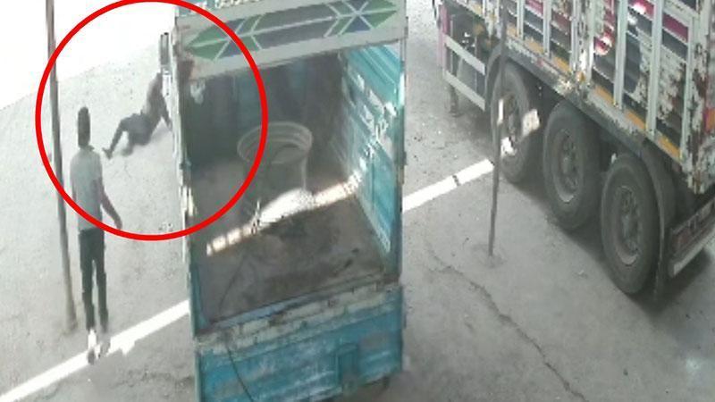 Lastiğe Hava Basarken Canlarından Oluyorlardı! Patlama Kameraya Yansıdı