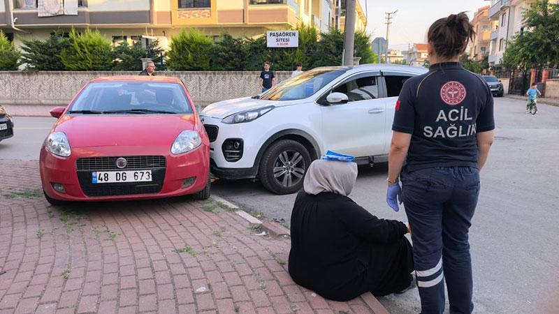 KONTROLSÜZ KAVŞAKTA CİP İLE OTOMOBİL ÇARPIŞTI: 4 YARALI