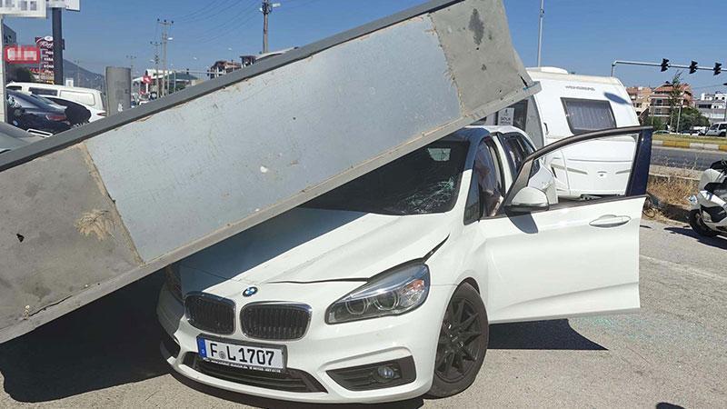 Kuvvetli Rüzgar Reklam Tabelasını Devirdi: Otomobil Üzerine Düştü