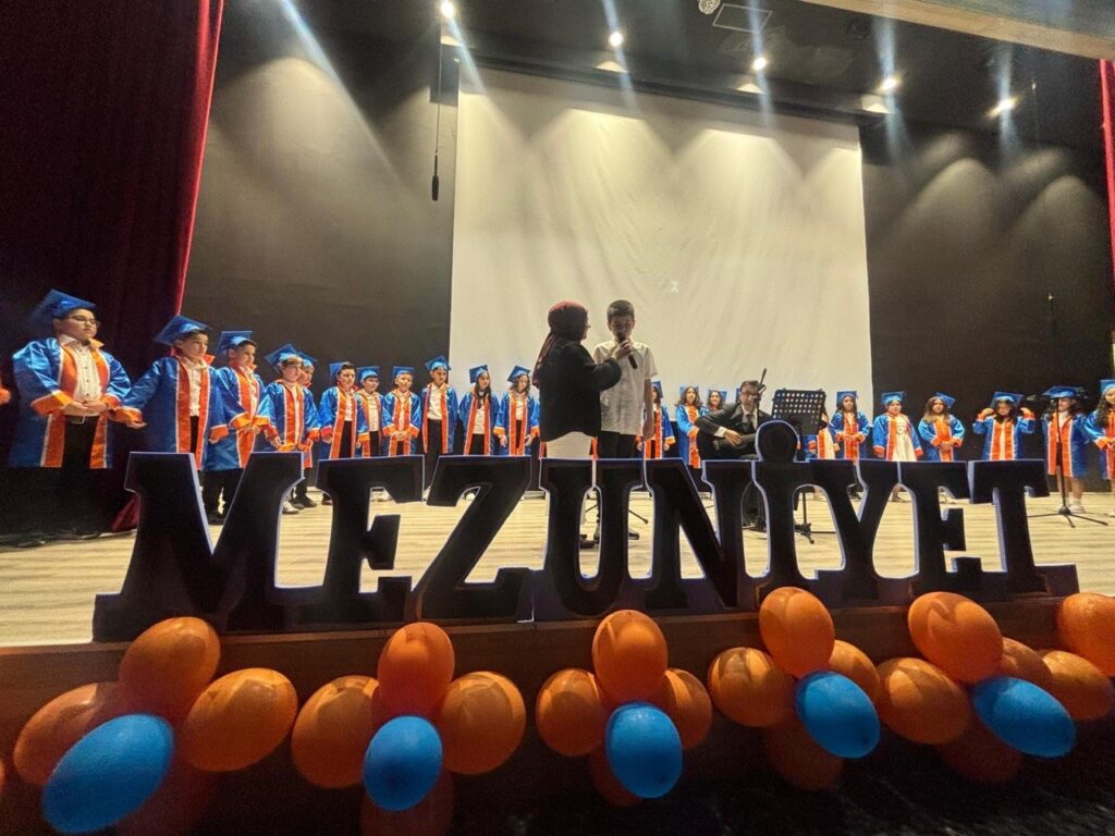 Mezuniyet Töreninde Duygu Seli: Muhammed Eymen’in Performansı Ayakta Alkışlandı