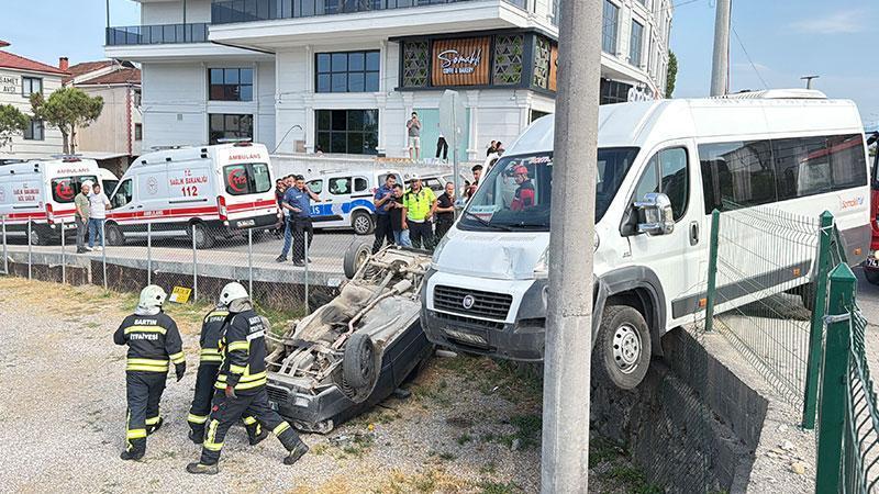 Bartın’da Zincirleme Kaza: Minibüs Asılı Kaldı, Otomobil Ters Döndü