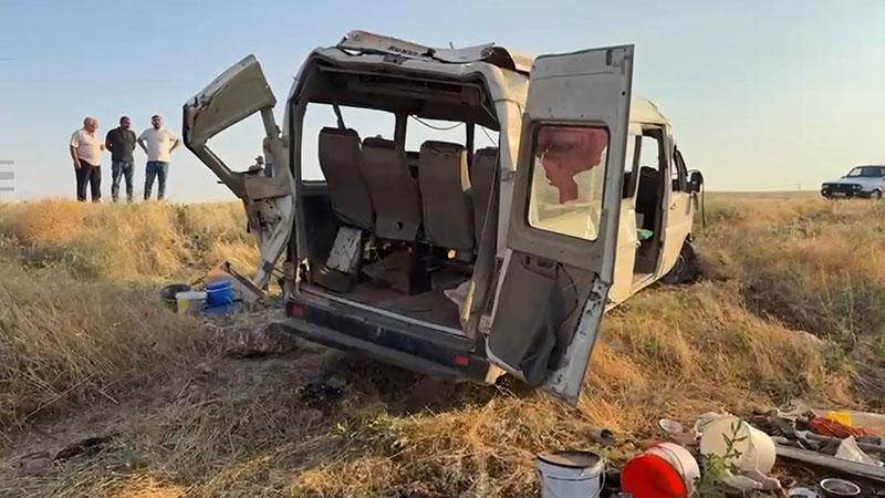 ŞANLIURFA’DA TARIM İŞÇİLERİNİ TAŞIYAN MİNİBÜS DEVRİLDİ: 22 YARALI