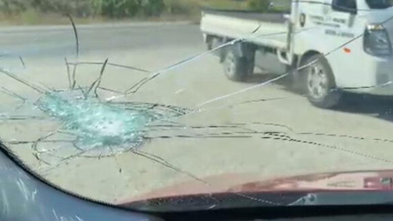 Hafriyat Kamyonundan Düşen Taş Otomobilin Camını Kırdı