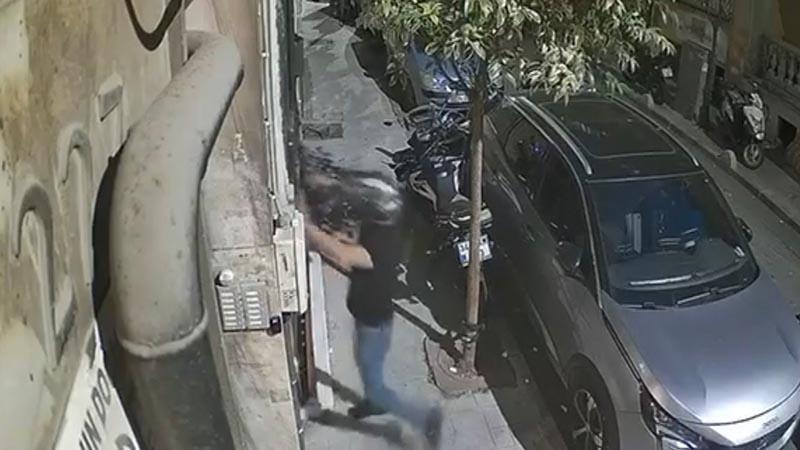 Eski Eşinin Evini Bastı, Kayınpederini Pencerede Dövdü: O Anlar Kamerada!
