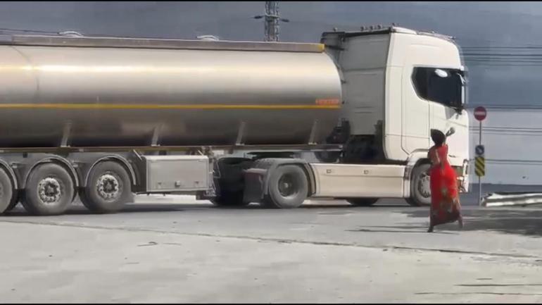 Hadımköy'de yoldan geçen araçlara taş attı; çevredekiler tepki gösterdi