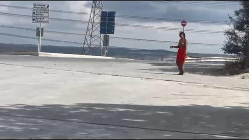 Hadımköy'de yoldan geçen araçlara taş attı; çevredekiler tepki gösterdi