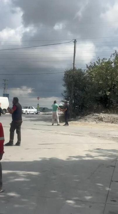 Hadımköy'de yoldan geçen araçlara taş attı; çevredekiler tepki gösterdi