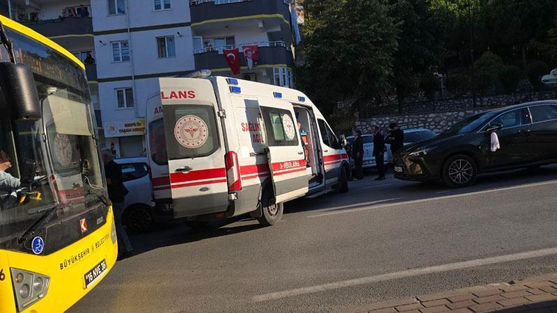 Mudanya’da servis minibüsü otomobille çarpıştı: Sürücü hayatını kaybetti