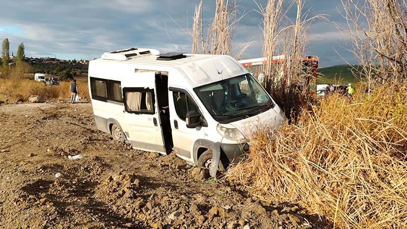 Balıkesir’de işçi servisi şarampole yuvarlandı: 13 yaralı
