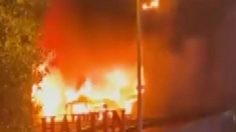 Esenyurt’ta 2 katlı restoranda yangın: 1 itfaiye personeli yaralandı