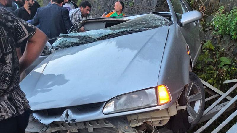 Artvin’de otomobil istinat duvarına çarptı: 3 yaralı