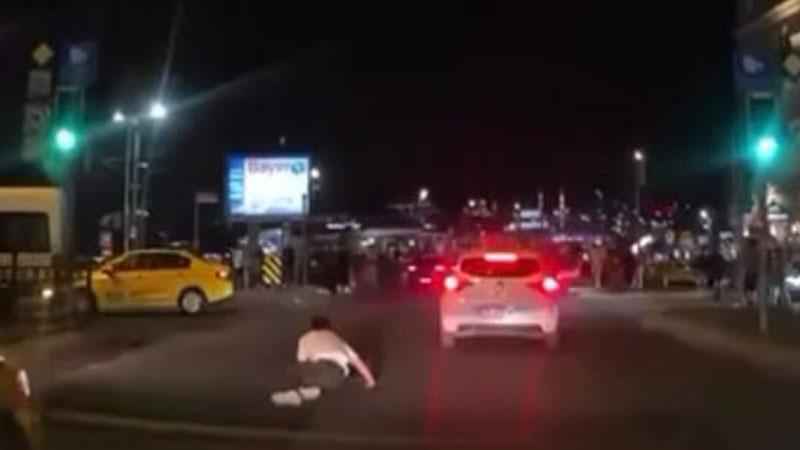 Fatih’te yayaya çarpan otomobil kamerada: Sürücü olay yerinden kaçtı