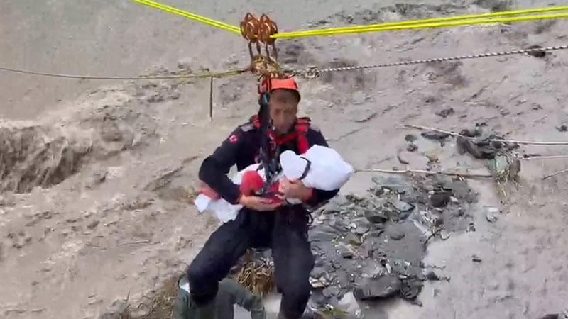 AFAD görevlisi Murat Ergül, selden kurtardığı Zeynep bebeği ninniyle uyuttu