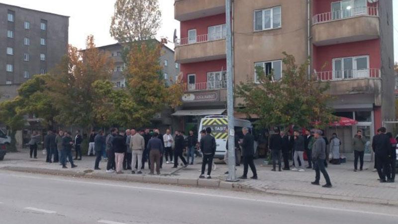 Yüksekova’da Öğrenci Servisi Binaya Çarptı: Şoför Hastaneye Kaldırıldı